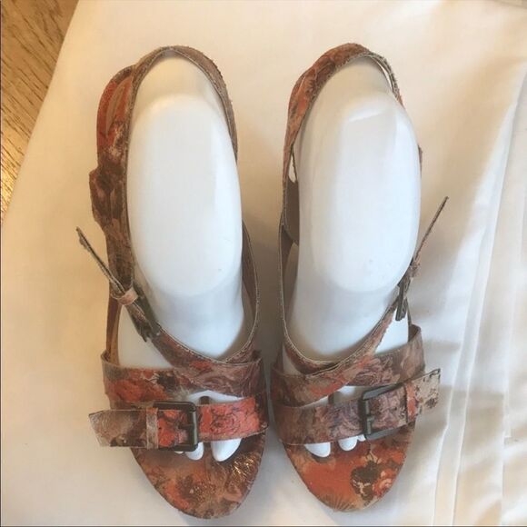 NAUGHTY MONKEY ORANGE FLORAL WEDGE SANDALS… - Picture 4 of 9